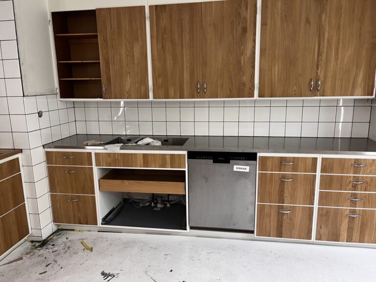 Stänkskydd i kök med kakel i gammal stil