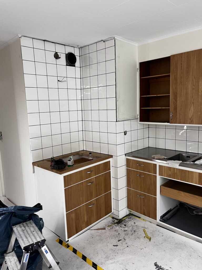Stänkskydd i kök med kakel i gammal stil i Skanör – bild 2